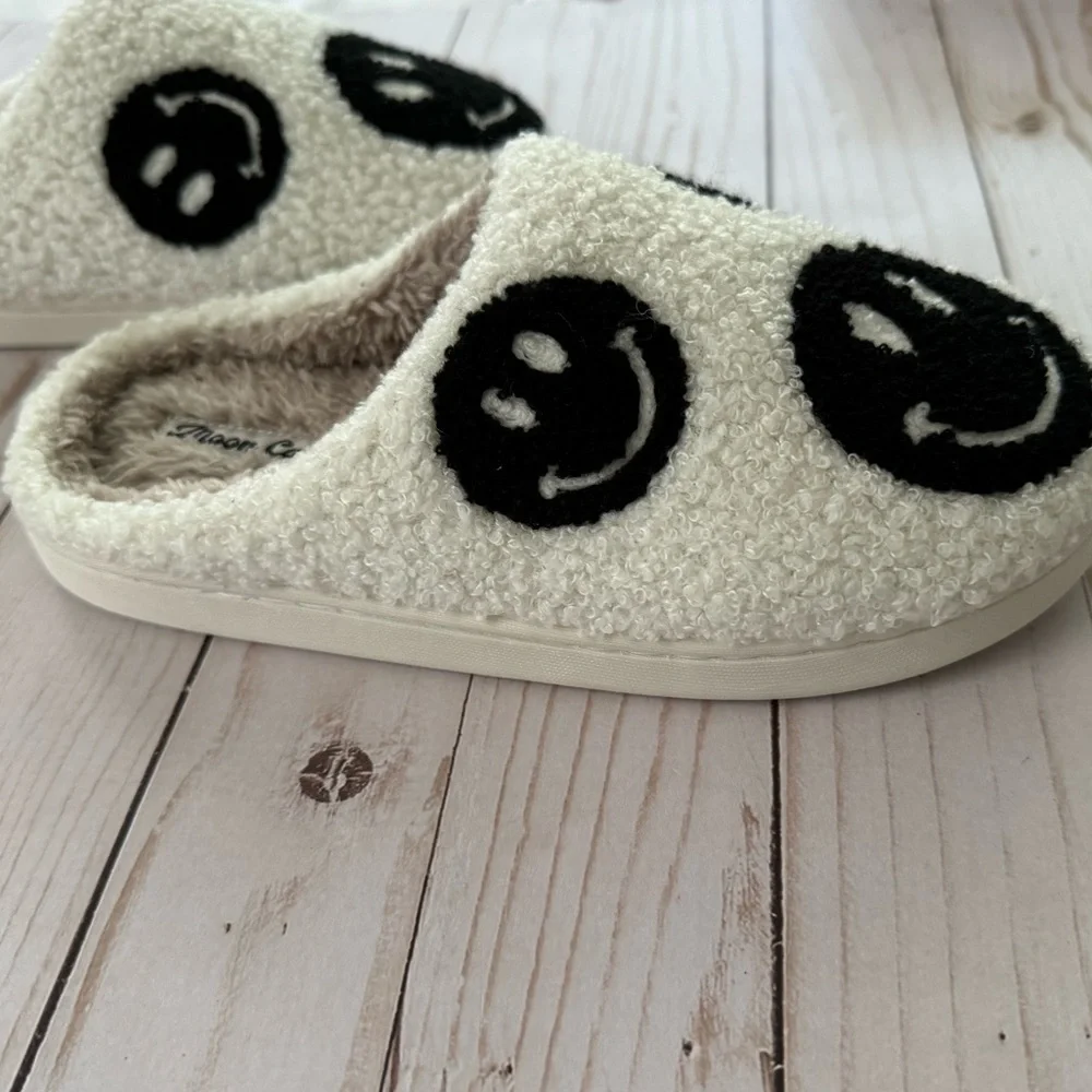 Smiley face slippers NWOT
